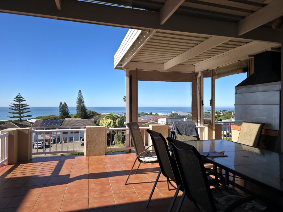 7 Bedroom Property for Sale in Wavecrest Eastern Cape